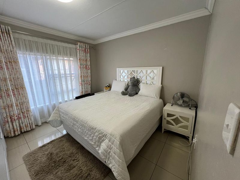 Elegant Family Home in Prestigious Woodhill Estate - Photo 9