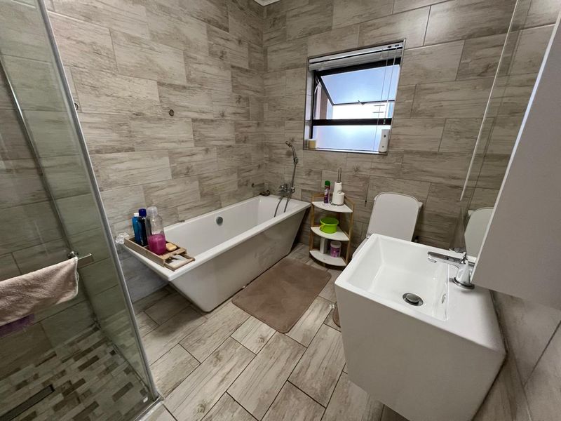 Elegant Family Home in Prestigious Woodhill Estate - Photo 10