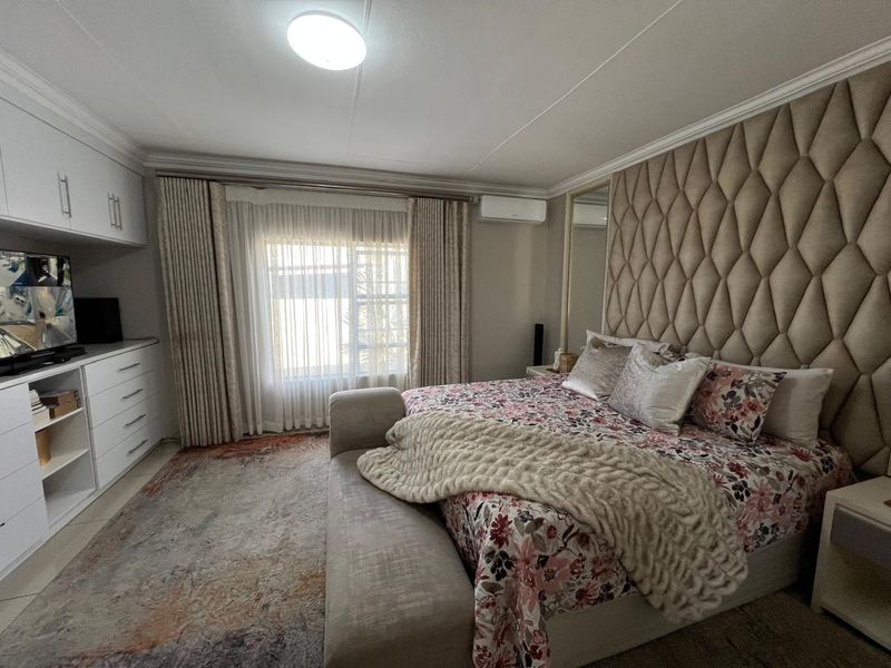 Elegant Family Home in Prestigious Woodhill Estate - Photo 8