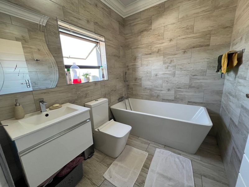 Elegant Family Home in Prestigious Woodhill Estate - Photo 7