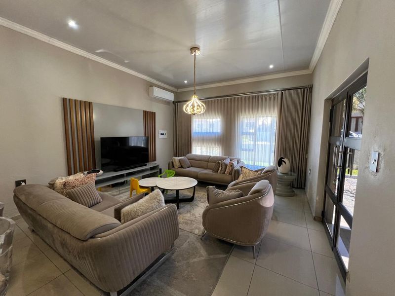 Elegant Family Home in Prestigious Woodhill Estate - Photo 6