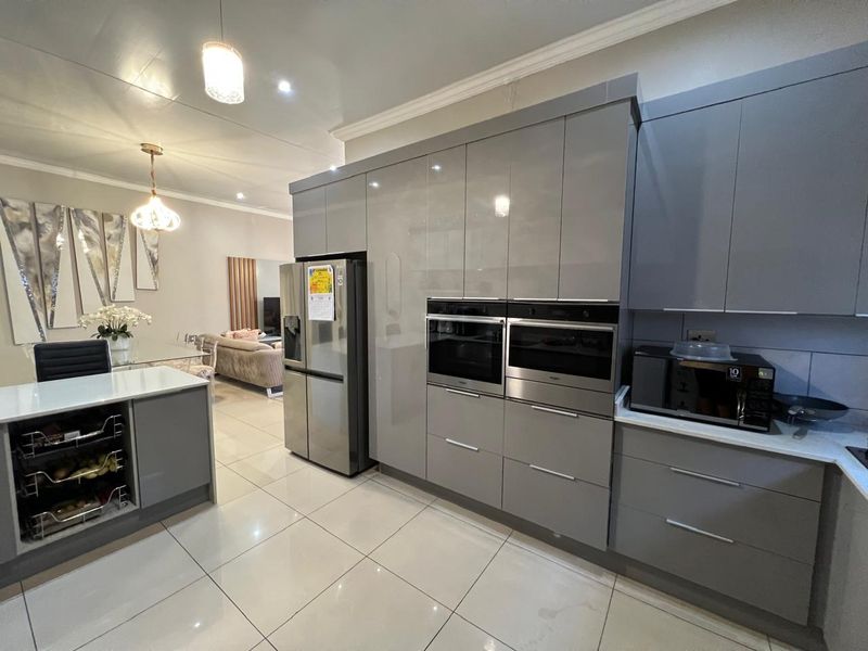 Elegant Family Home in Prestigious Woodhill Estate - Photo 4