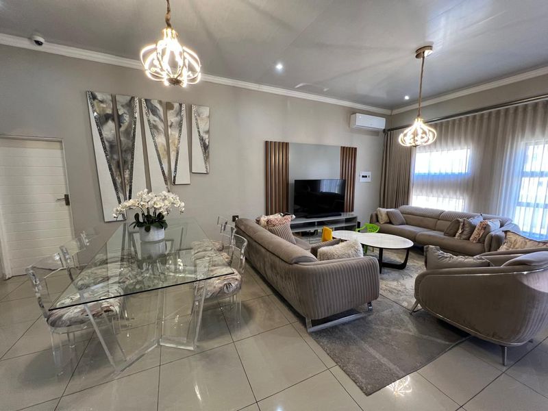 Elegant Family Home in Prestigious Woodhill Estate - Photo 2
