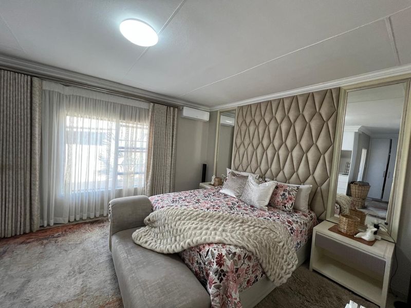 Elegant Family Home in Prestigious Woodhill Estate - Photo 3