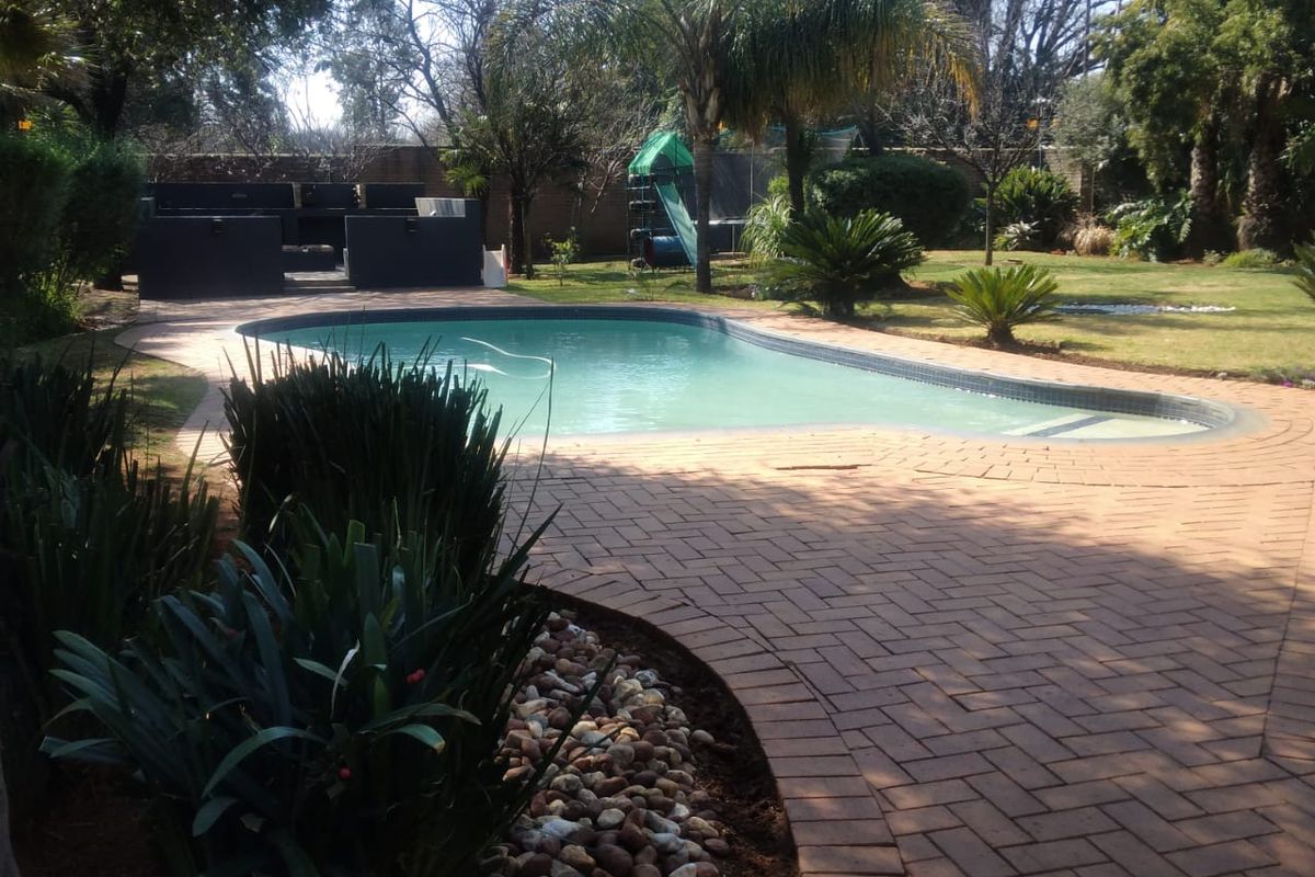 Stunning Modern 4 Bedroom Family Home in Kenleaf, Brakpan - Photo 3
