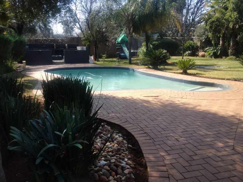 Stunning Modern 4 Bedroom Family Home in Kenleaf, Brakpan - Photo 3