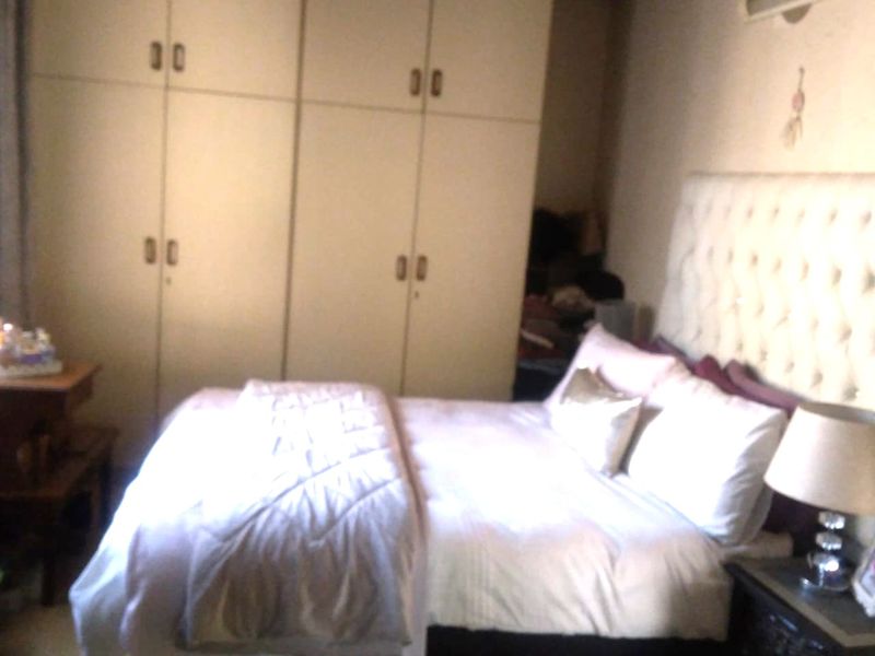 Stunning Modern 4 Bedroom Family Home in Kenleaf, Brakpan - Photo 10