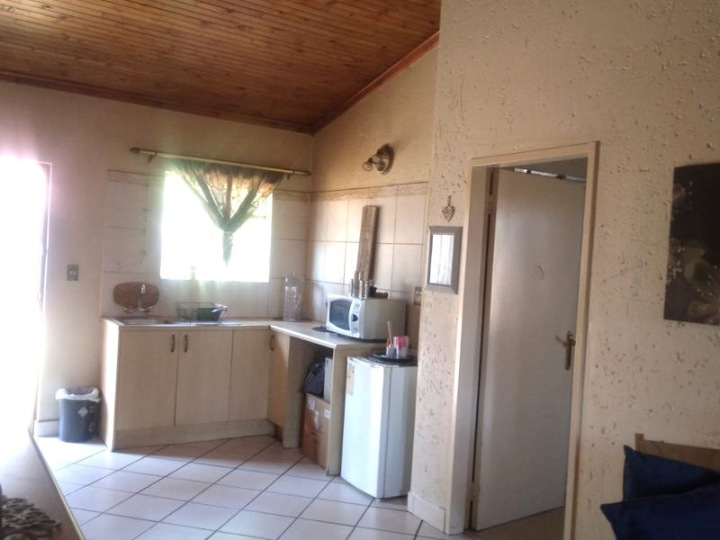 Stunning Modern 4 Bedroom Family Home in Kenleaf, Brakpan - Photo 9