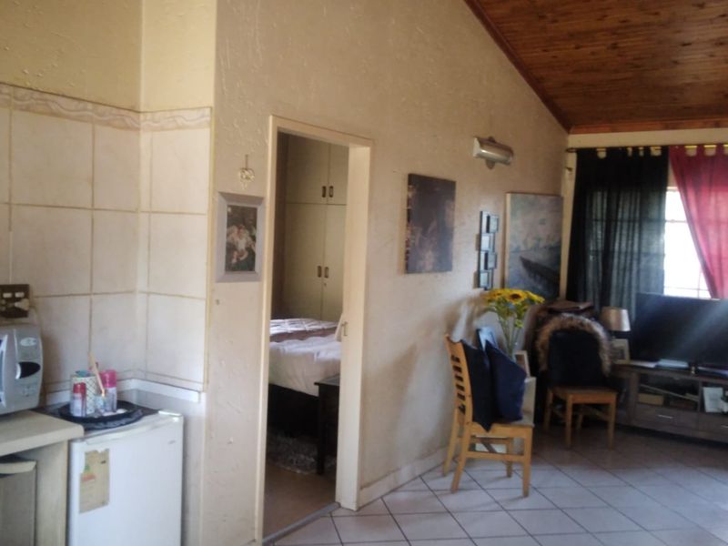 Stunning Modern 4 Bedroom Family Home in Kenleaf, Brakpan - Photo 7