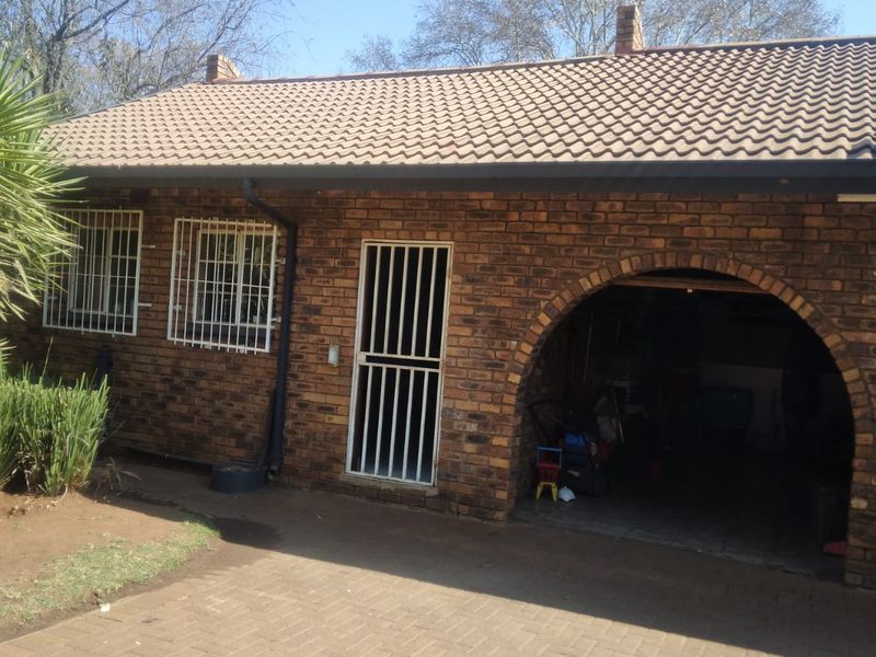 Stunning Modern 4 Bedroom Family Home in Kenleaf, Brakpan - Photo 6