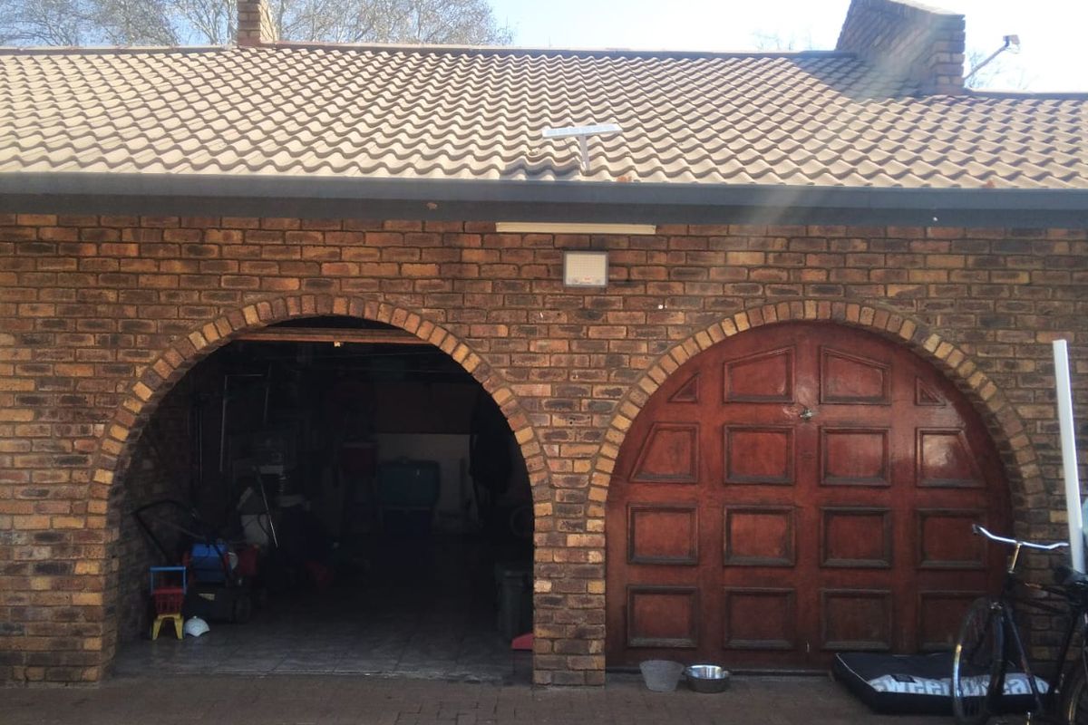 Stunning Modern 4 Bedroom Family Home in Kenleaf, Brakpan - Photo 5