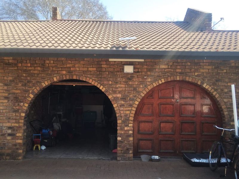 Stunning Modern 4 Bedroom Family Home in Kenleaf, Brakpan - Photo 5