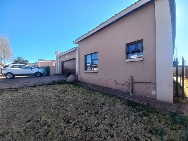 Charming Three-Bedroom Family Home in Bergsig – Space, Comfort & Security in One! - Photo 3