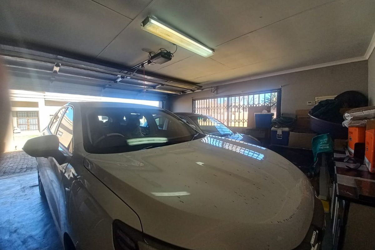 Charming Three-Bedroom Family Home in Bergsig – Space, Comfort & Security in One! - Photo 4