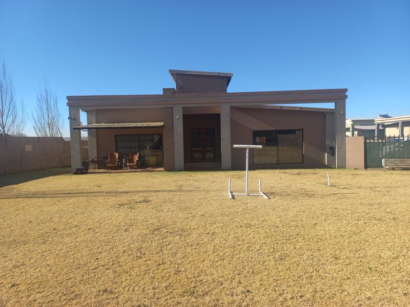 Charming Three-Bedroom Family Home in Bergsig – Space, Comfort & Security in One! - Photo 6