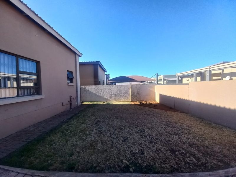 Charming Three-Bedroom Family Home in Bergsig – Space, Comfort & Security in One! - Photo 5