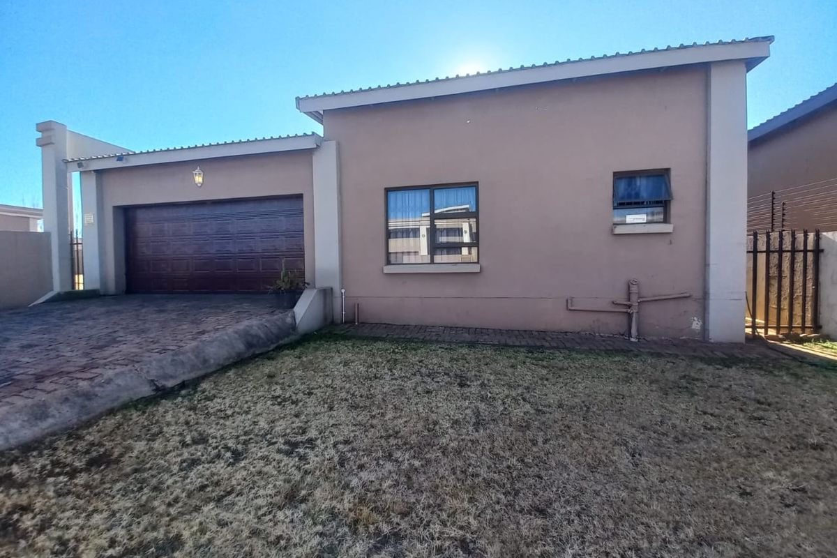 Charming Three-Bedroom Family Home in Bergsig – Space, Comfort & Security in One! - Photo 2