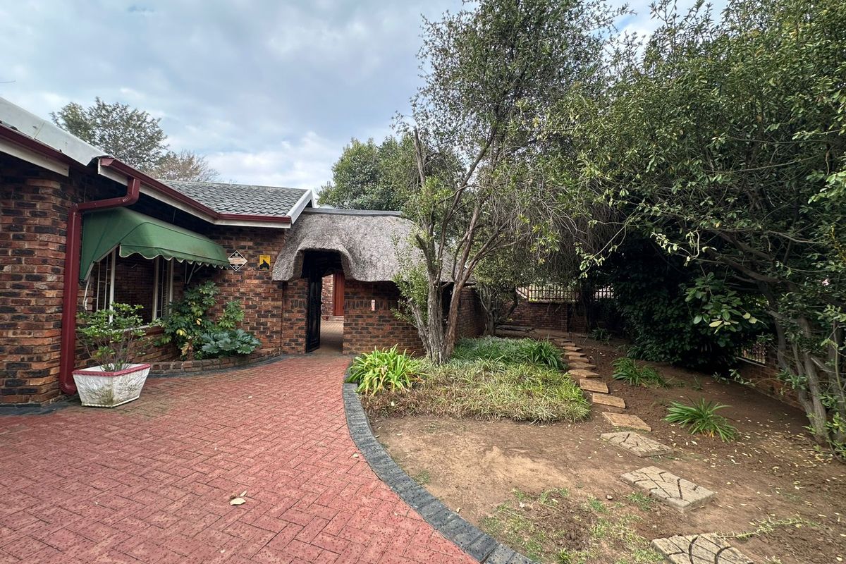 Don’t miss out on this lovely 3 bedroom home in Waldrift , Vereeniging! - Photo 2