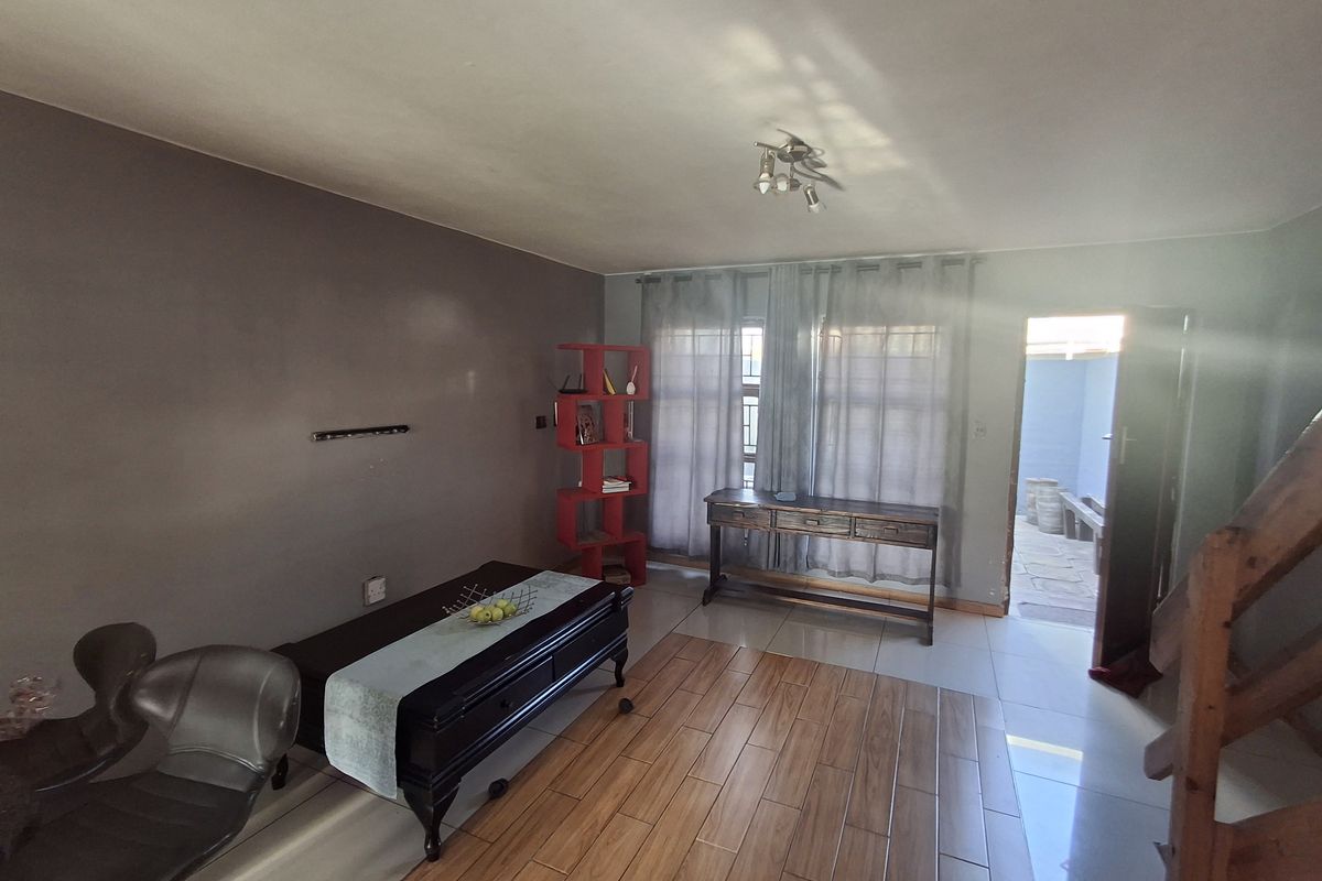 Charming Duplex Townhouse in Secure Complex – Ideal for Comfortable Living! - Photo 4