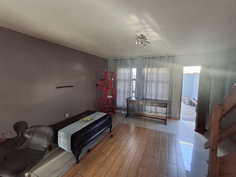 Charming Duplex Townhouse in Secure Complex – Ideal for Comfortable Living! - Photo 4