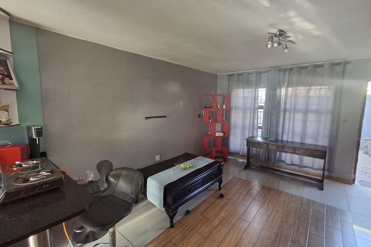 Charming Duplex Townhouse in Secure Complex – Ideal for Comfortable Living! - Photo 2