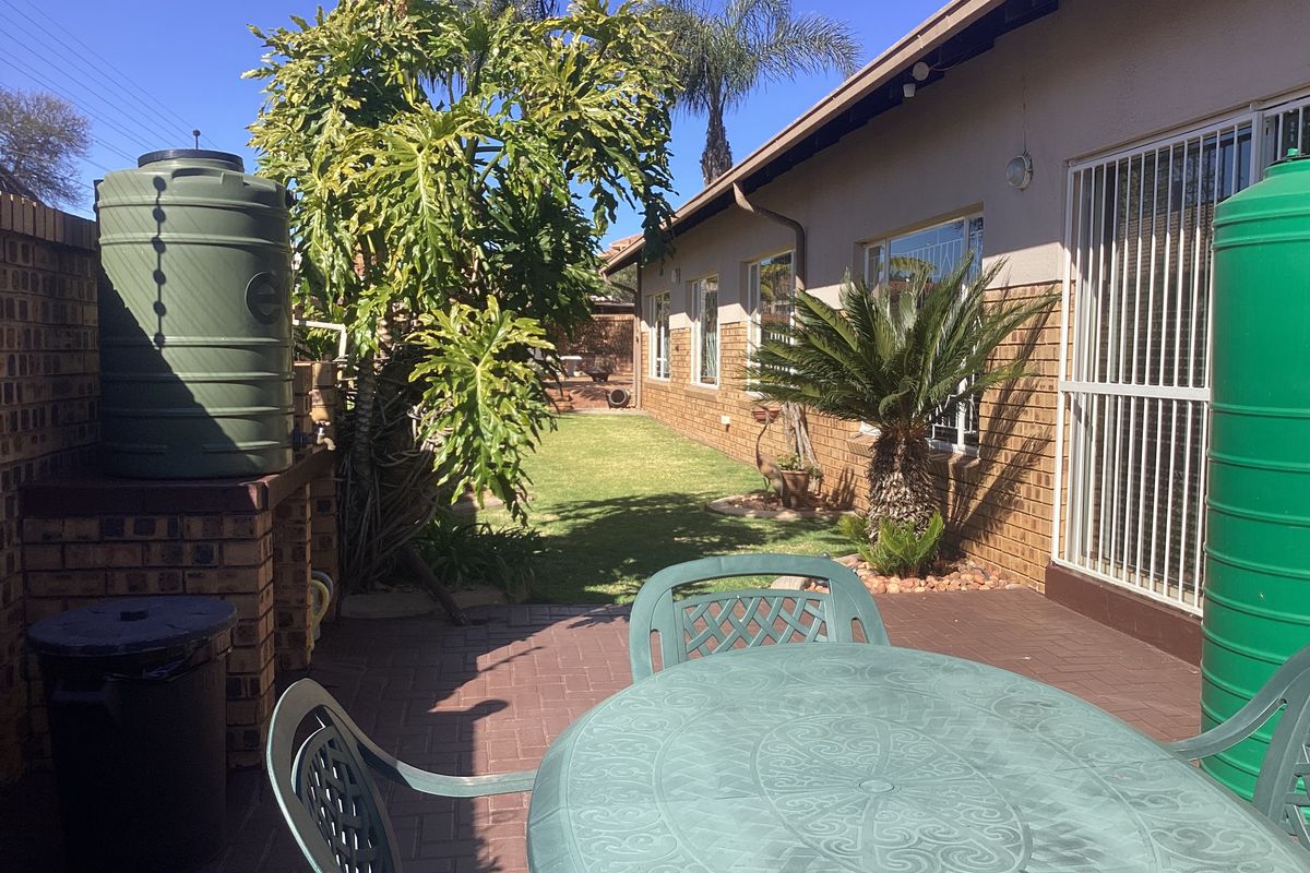 Safe and secure complex in reyno ridge. - Photo 5