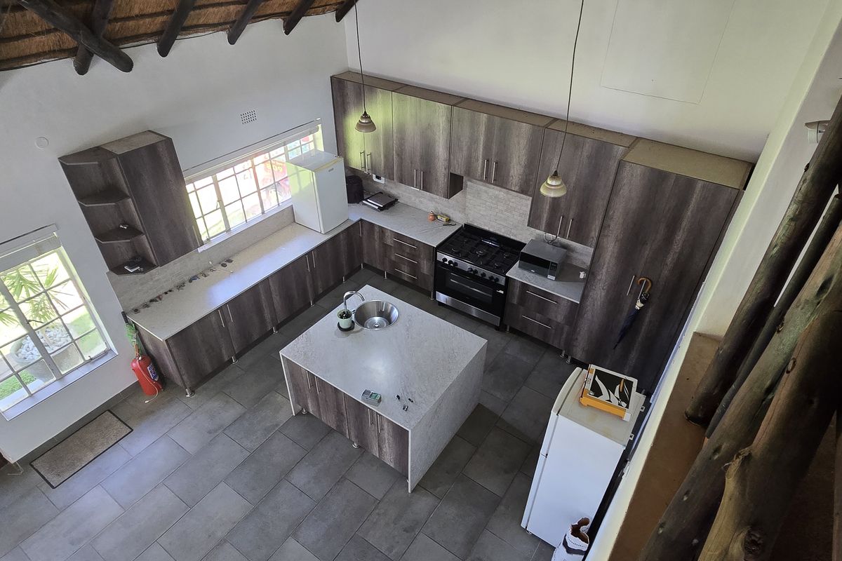 6 Bedroom House For Sale in Bendor - Photo 5