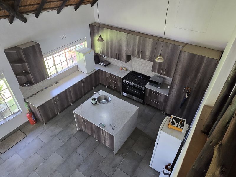 6 Bedroom House For Sale in Bendor - Photo 5