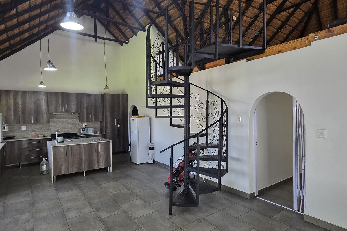 6 Bedroom House For Sale in Bendor - Photo 3