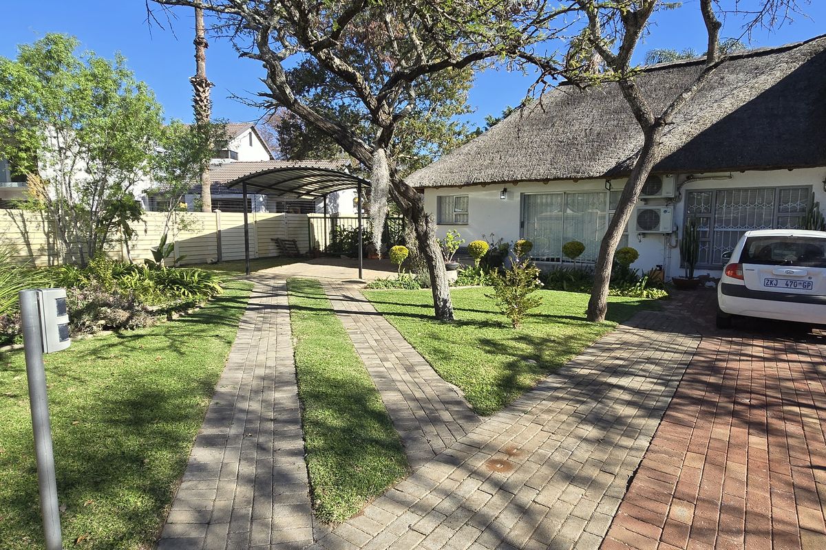 6 Bedroom House For Sale in Bendor - Photo 2