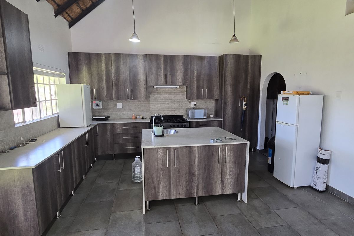 6 Bedroom House For Sale in Bendor - Photo 4
