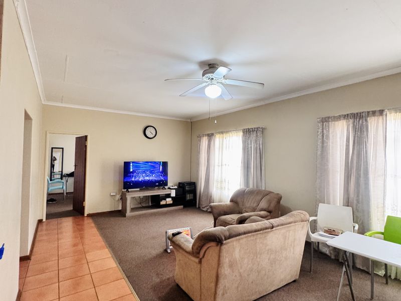 Secure and Well-Maintained Two Bedroom Townhouse in Reyno Ridge – Exclusive Sole Mandate! - Photo 8