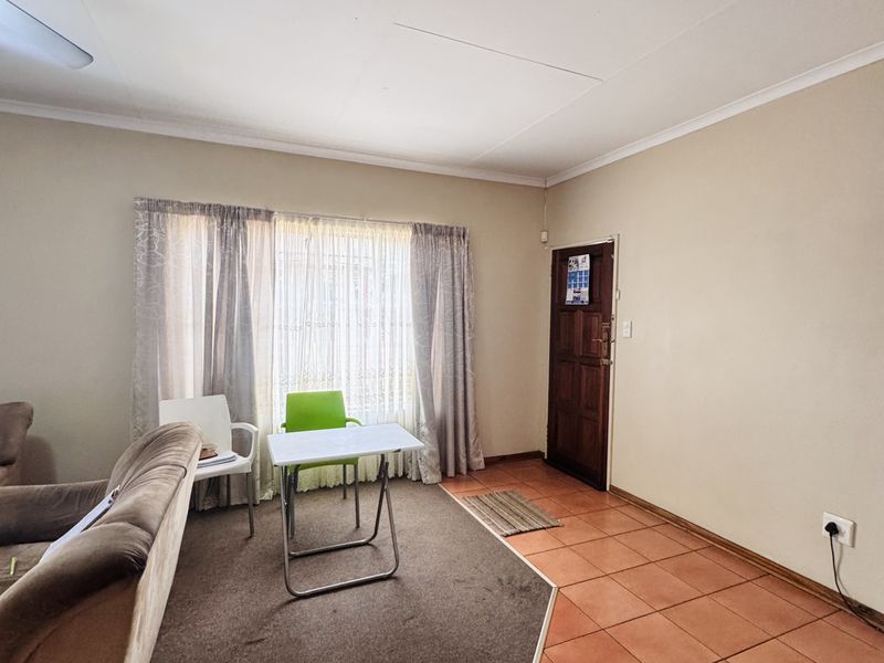 Secure and Well-Maintained Two Bedroom Townhouse in Reyno Ridge – Exclusive Sole Mandate! - Photo 7