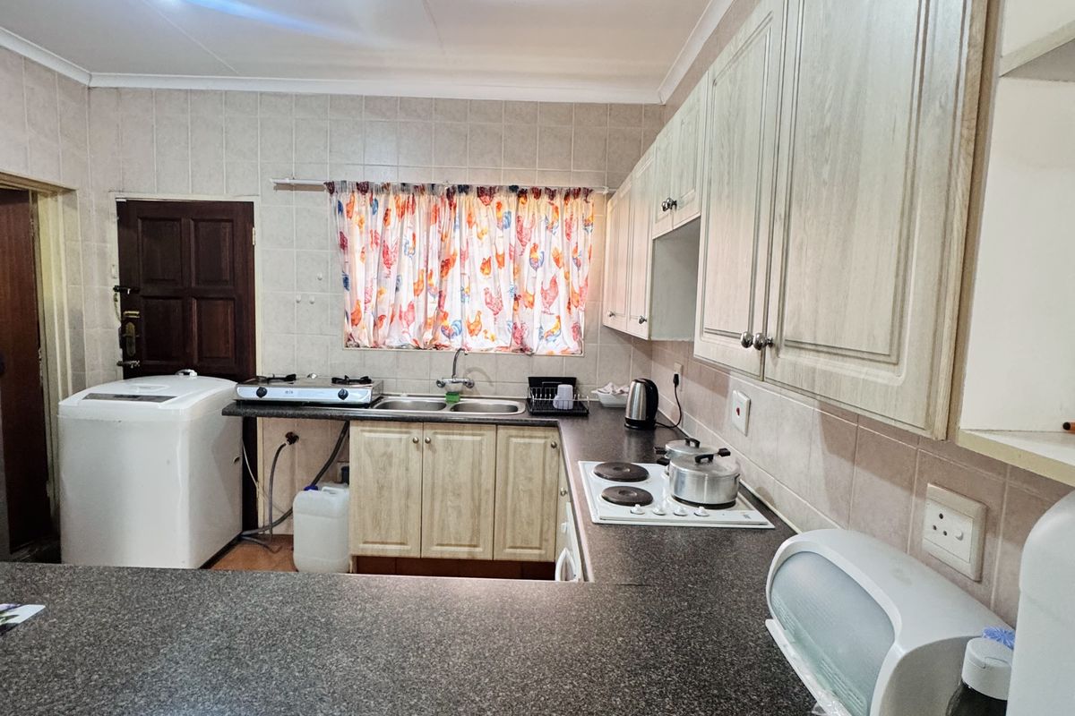 Secure and Well-Maintained Two Bedroom Townhouse in Reyno Ridge – Exclusive Sole Mandate! - Photo 2