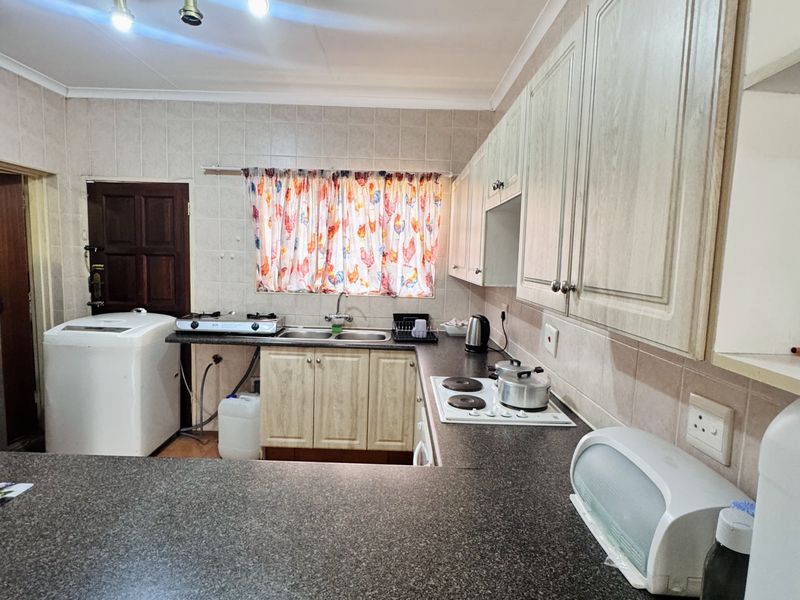 Secure and Well-Maintained Two Bedroom Townhouse in Reyno Ridge – Exclusive Sole Mandate! - Photo 2