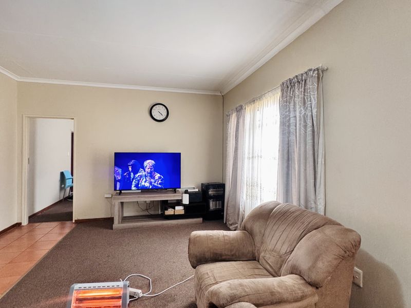 Secure and Well-Maintained Two Bedroom Townhouse in Reyno Ridge – Exclusive Sole Mandate! - Photo 6