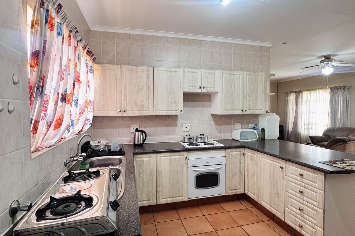 Secure and Well-Maintained Two Bedroom Townhouse in Reyno Ridge – Exclusive Sole Mandate! - Photo 3