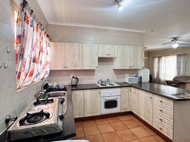 Secure and Well-Maintained Two Bedroom Townhouse in Reyno Ridge – Exclusive Sole Mandate! - Photo 3