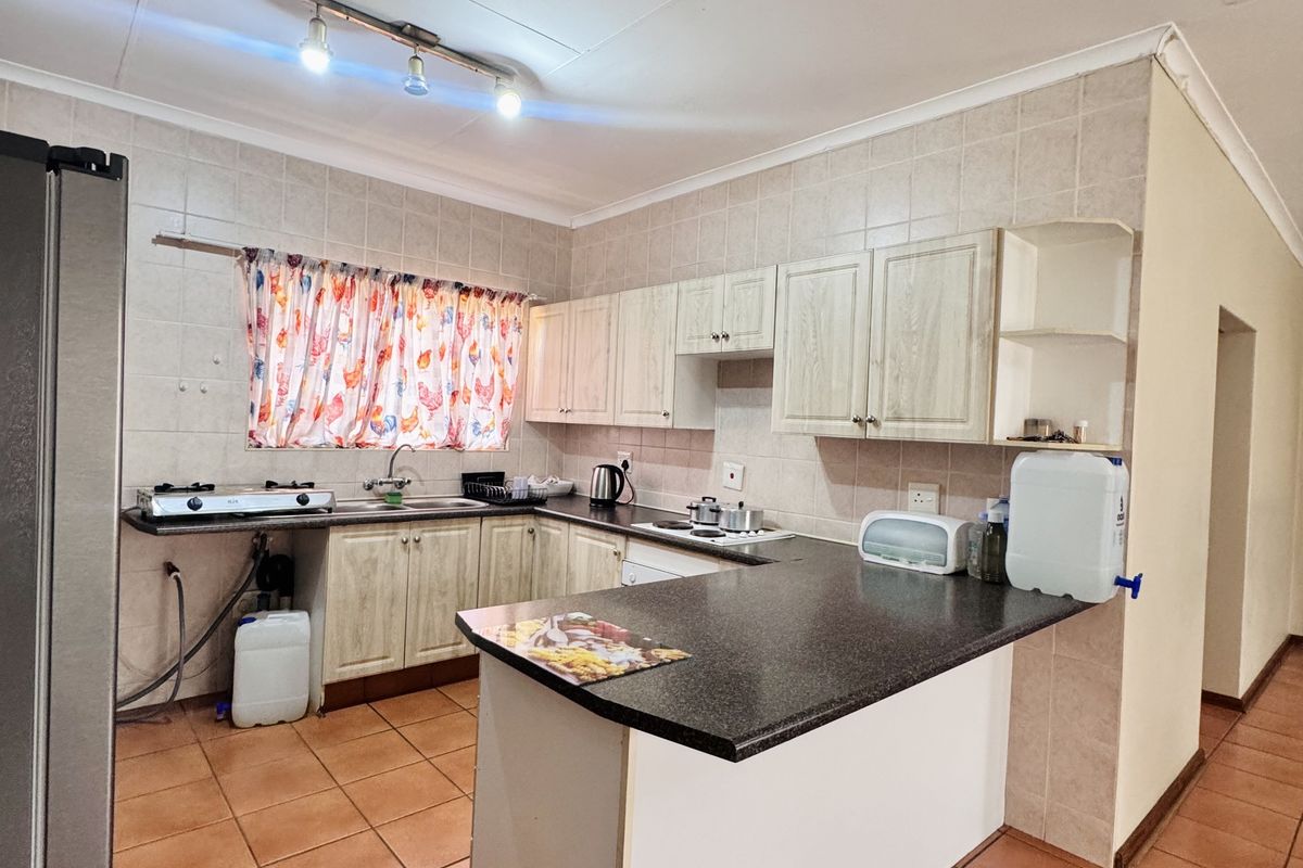 Secure and Well-Maintained Two Bedroom Townhouse in Reyno Ridge – Exclusive Sole Mandate! - Photo 4