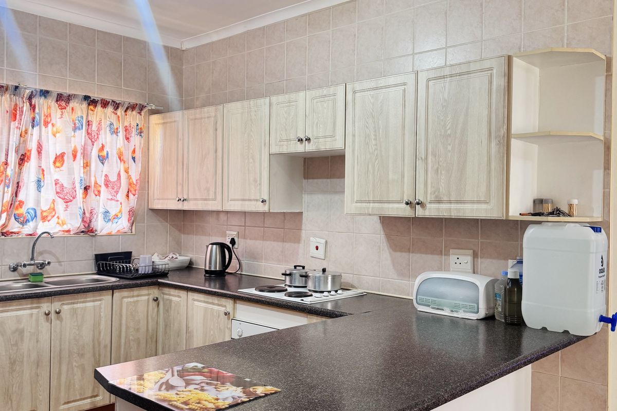 Secure and Well-Maintained Two Bedroom Townhouse in Reyno Ridge – Exclusive Sole Mandate! - Photo 5