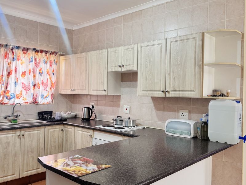 Secure and Well-Maintained Two Bedroom Townhouse in Reyno Ridge – Exclusive Sole Mandate! - Photo 5