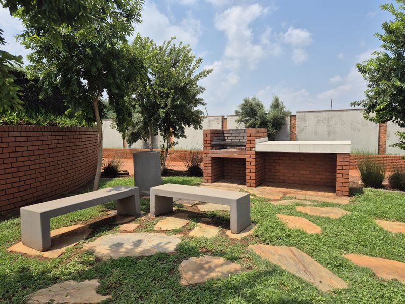 Sophisticated Estate Living - Photo 9