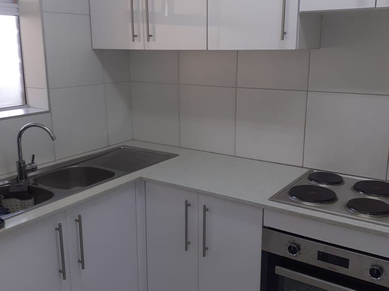 Kensington 1.5 bedroom, completely renovated, plus one open bay parking - Photo 8