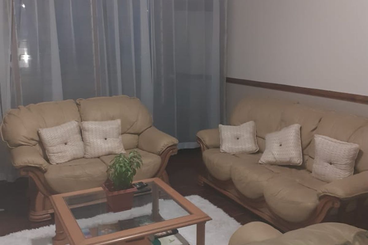 Kensington 1.5 bedroom, completely renovated, plus one open bay parking - Photo 2