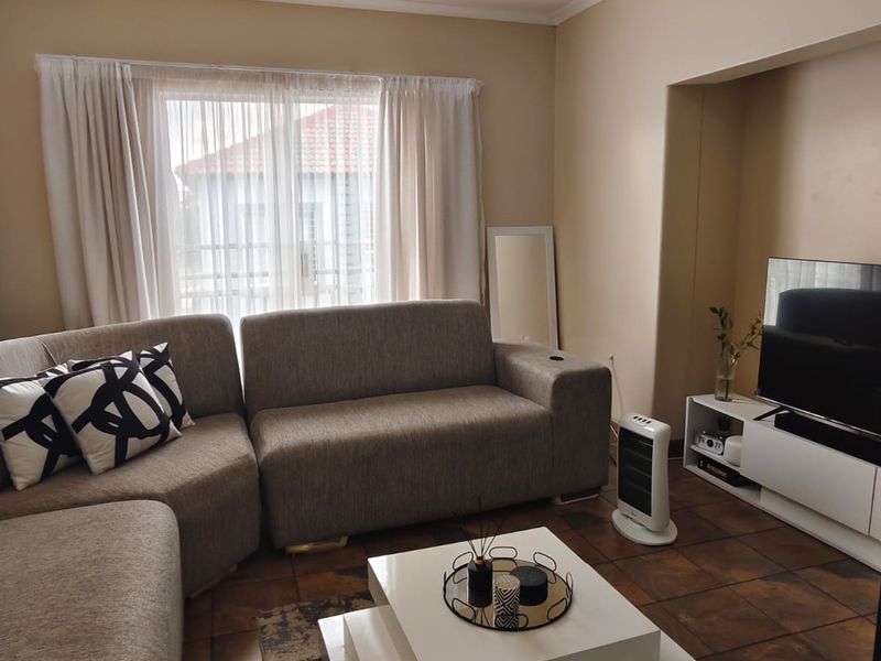 This lovely 2 bedroom apartment is located in a popular complex Vaalpark, Ideal for newly weds or a - Photo 6