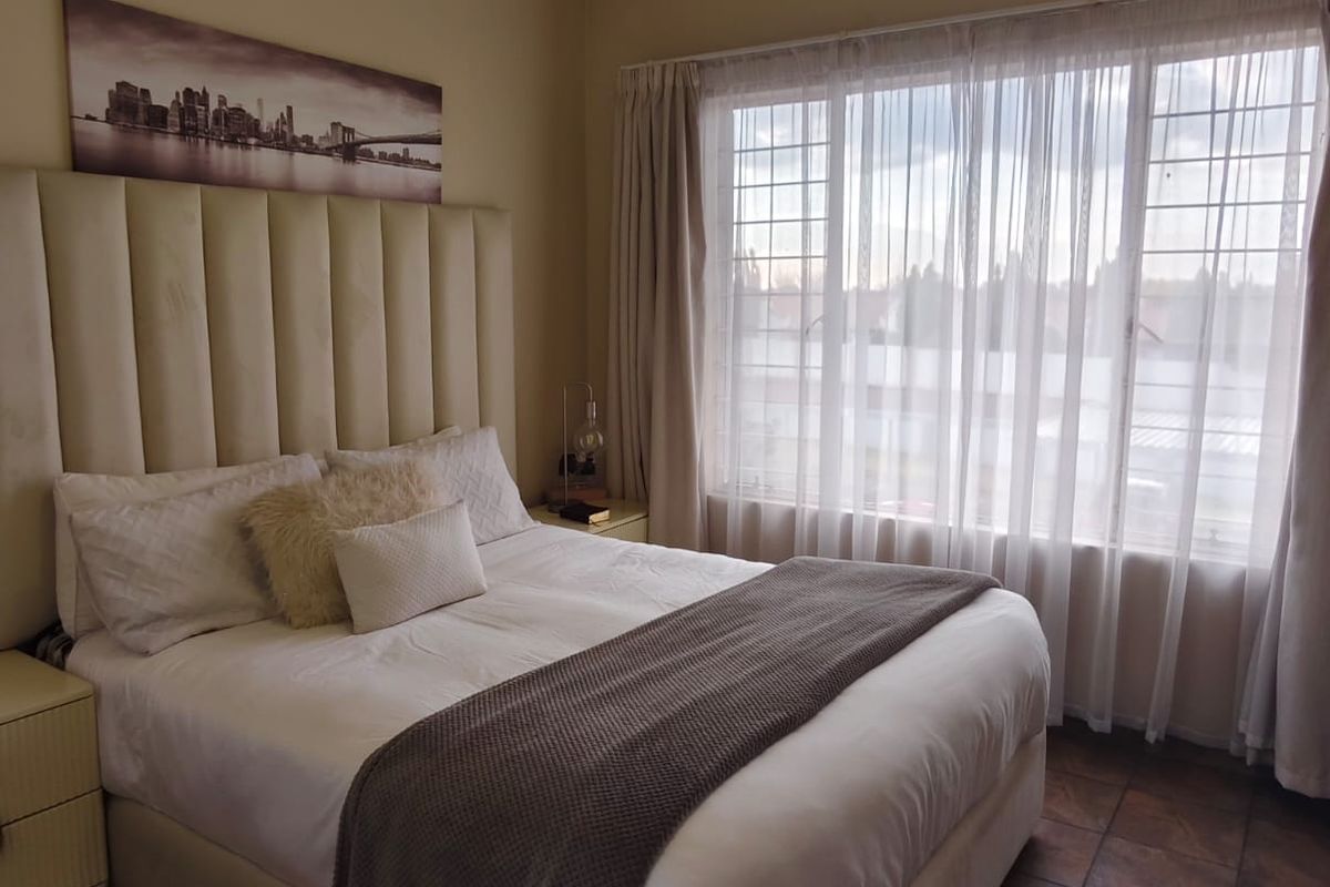 This lovely 2 bedroom apartment is located in a popular complex Vaalpark, Ideal for newly weds or a - Photo 5