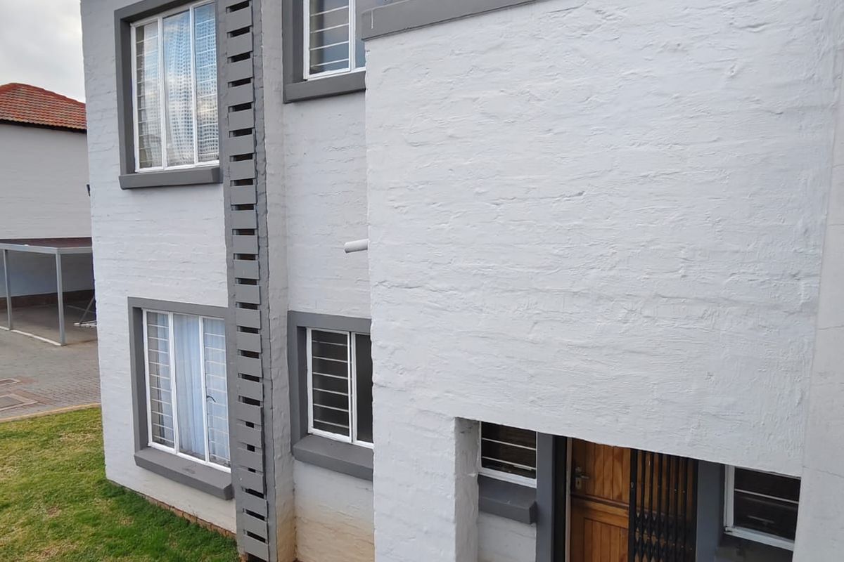 This lovely 2 bedroom apartment is located in a popular complex Vaalpark, Ideal for newly weds or a - Photo 2