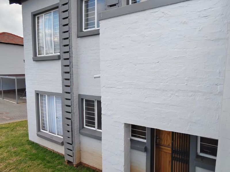 This lovely 2 bedroom apartment is located in a popular complex Vaalpark, Ideal for newly weds or a - Photo 2