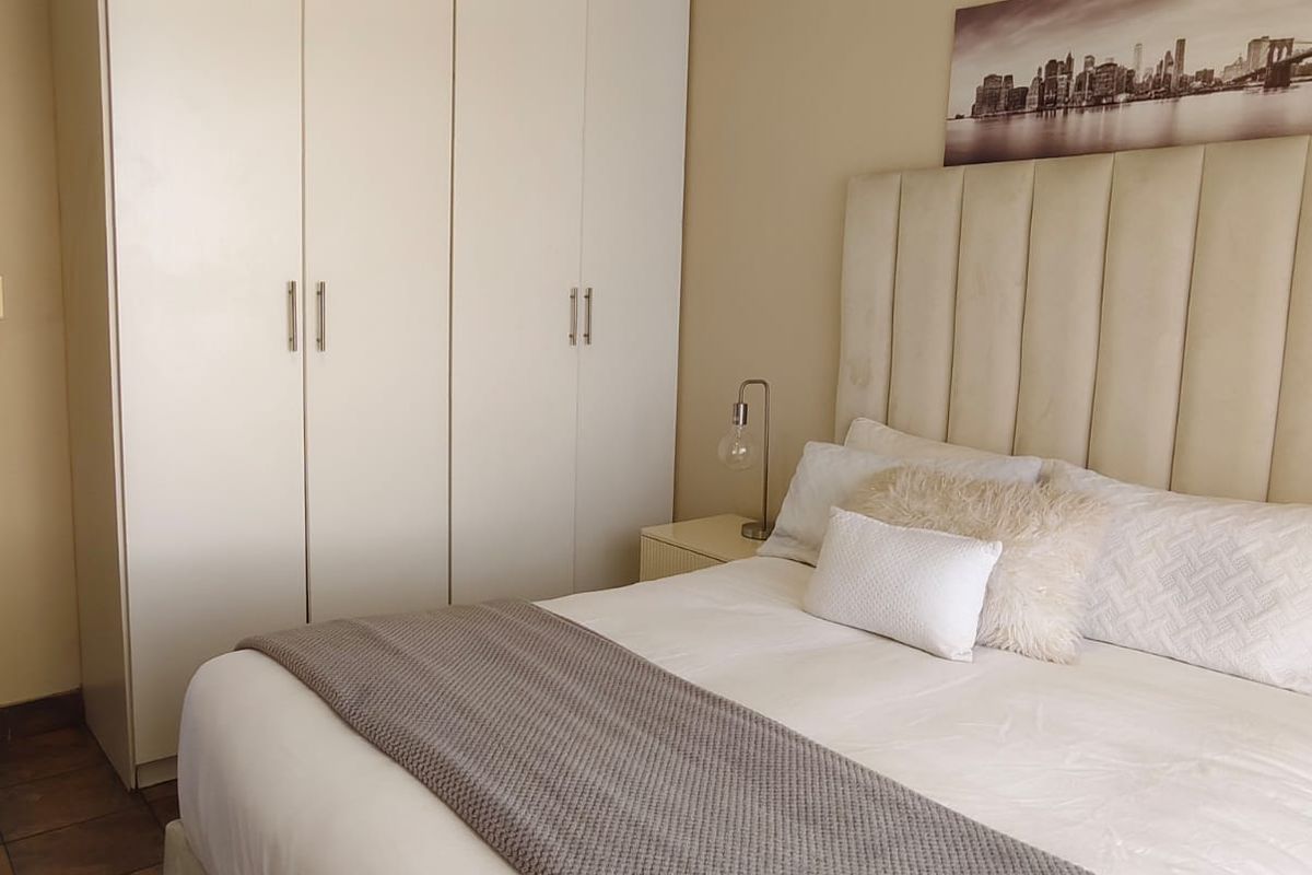 This lovely 2 bedroom apartment is located in a popular complex Vaalpark, Ideal for newly weds or a - Photo 4