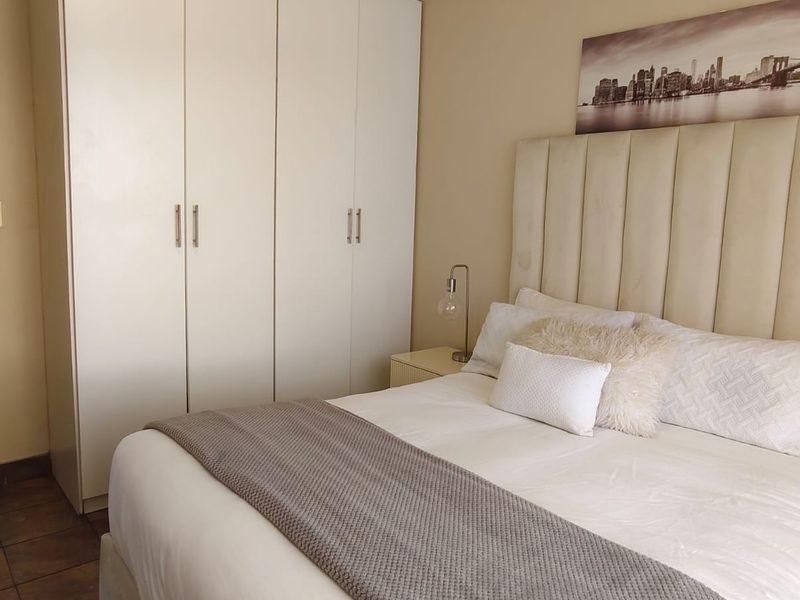 This lovely 2 bedroom apartment is located in a popular complex Vaalpark, Ideal for newly weds or a - Photo 4